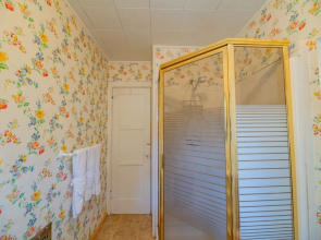 Nana's Cottage Retreat - Mountain Retreat On A Fenced Lot And An Original Gold Mountain Fireplace! 2 Bedroom Home