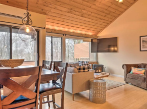 Updated Loon Townhome w/ Mtn Views & Ski Shuttle!