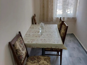 Sevan Em & Yu