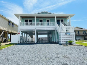 Holden R Breath 4 Bedroom Home by RedAwning