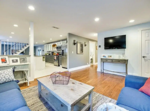 Renovated, Spacious Retreat in Union Pier!