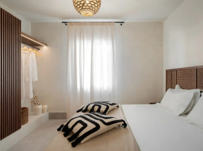 Polis of Naxos Stylish Suites