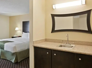 Holiday Inn Express Hotel & Suites Salina-i-70