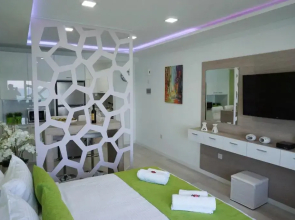 Lazuli Beachfront Apartment 405