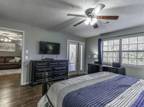Updated 2 Bedroom , Penthouse Condo, Central Location, 2 Pools , Hot Tub, WIFI:( Foothills A-20 )