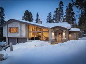 Royal Tiger Lodge (Private Home with Hot Tub)