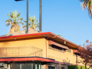 Studio City Court Yard Hotel