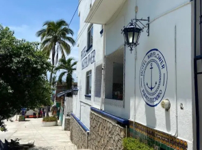 Hotel & Hostal Mayflower