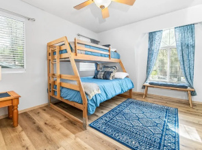 Pine Tree Cottage - Hot Tub, Patio Swing, And Gas Barbecue! Enjoy A Back Deck And Fenced Yard! 3 Bedroom Home