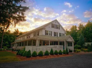 Mountaintop Lodge at Lake Naomi