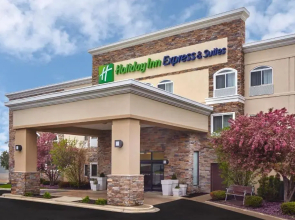 Holiday Inn Express & Suites Chicago-Libertyville by IHG