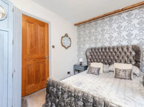 Country Farmhouse, Sleeps 13 & New 8seater Hot Tub