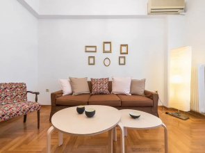 Elegant Koukaki Apartment  by Cloudkeys