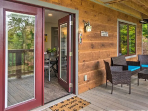 Serene Escape w/ Mountain Views, Near Dtwn!