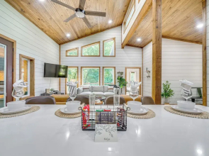 Creekside Cabin w/ Views & Hot Tub in Broken Bow