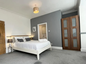Spacious 5 Bed House Close to Seafront Penzance