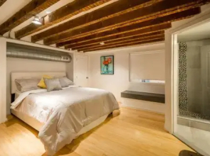 LazyKey Suites - Stylish 2BD Loft in the Heart of Old City