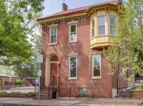 Walk to Restaurants & Shops: Apt in Pennsylvania!