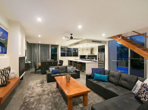 Deluxe Beach House On Banzai