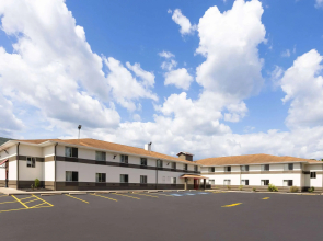 Super 8 by Wyndham Burnham/Lewistown