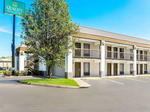Farragut Inn & Suites