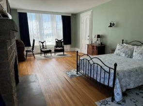 Captain Sweetser's Inn