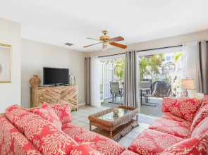 Linger Longer by Avantstay Key West Walkable Gated Community, Shared Pool Month Long Stays Only