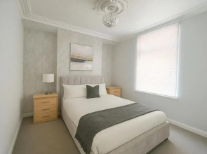 Spacious 5 Bedroom House in Swansea