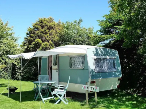 Kitty Unique 60s Caravan set in Pretty Garden