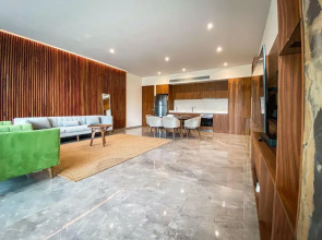 Bright Stylish 2 BR Condo With Pool View Gym Spa Access