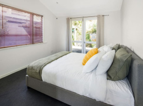 Pristine 2-bed waterfront, Karaka Bays