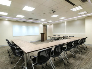 Red Planet Makati Amorsolo