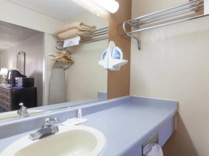 Howard Johnson by Wyndham Bakersfield