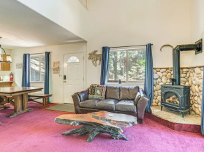 Hike, Swim, Golf: Family Retreat in Arnold!