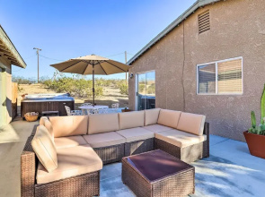 Sunny Oasis w/ Hot Tub ~ 11 Mi to Nat'l Park!