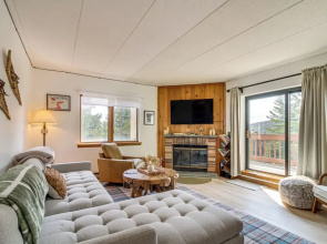 'bearfoot Apres' Mtn-view Condo < 1 Mi to Mt Snow!