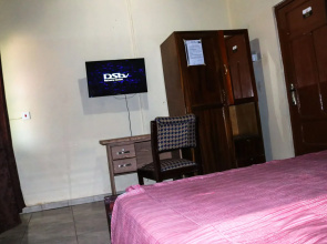 Vis-A-Vis Hotel