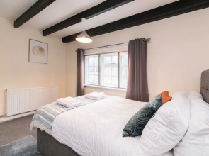 Excellent 3 bed House - Close To Airport