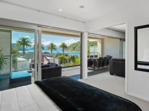 Luxury Waterfront Apartment - Abode No 1
