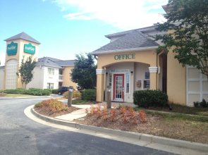 HomeTowne Studios by Red Roof Atlanta NE - Peachtree Corners