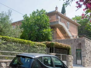 Sunny Apartment with private parking