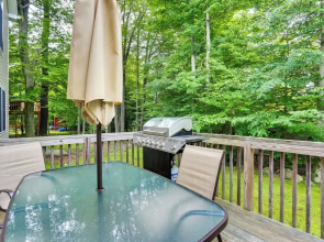 Serene Pocono Escape: 4 Mi to Tobyhanna State Park