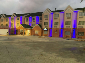 Days Inn & Suites by Wyndham Tampa/Raymond James Stadium