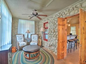 Enchanting Hilltop Cottage in Medicine Park!