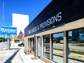 Rodeway Inn & Suites