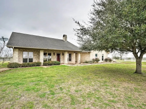 Pet-friendly Flatonia House w/ Patio & Gazebo!