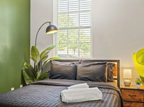 Upscale King 3BR Townhouse in Pineville