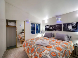 Mt. Baker Lodging Cabin 60 – Hot Tub, Wifi, Sleeps 2! by Mbl