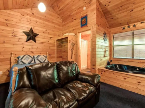 Star Struck 1 Bedroom Home with Hot Tub