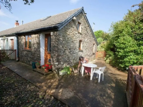 Inviting 2-bed Cottage in Newcastle Emlyn